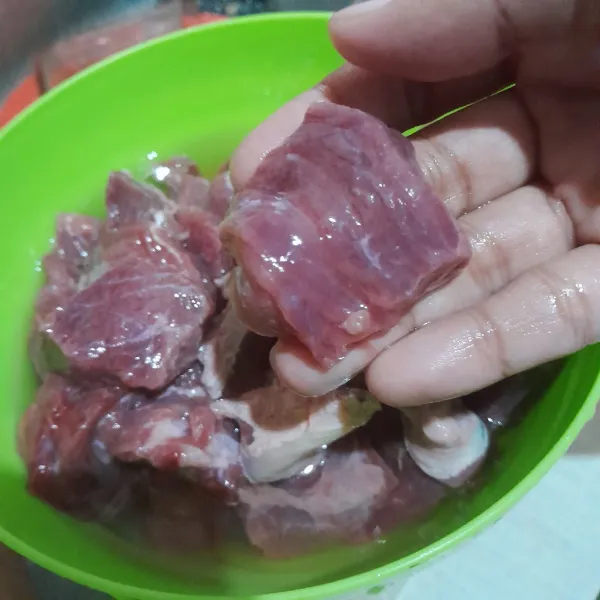 Potong potong daging sesuai selera lalu cuci hingga bersih.
