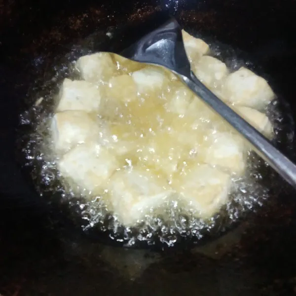 Pertama goreng tahu setengah matang dan tiriskan.
