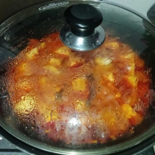 Lanjut tutup wajan, masak hingga semua bumbu meresap.