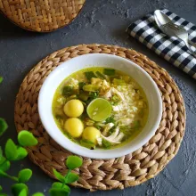 Siapkan mangkok berisi nasi lalu tambahkan irisan seledri, telur puyuh dan ayam suwir lalu siram dengan kuah soto. Kucuri jeruk nipis lalu sajikan.