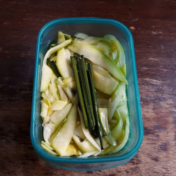 Rendam mangga dengan air gula dalam wadah tertutup dan simpan dalam kulkas selama 1 hari.