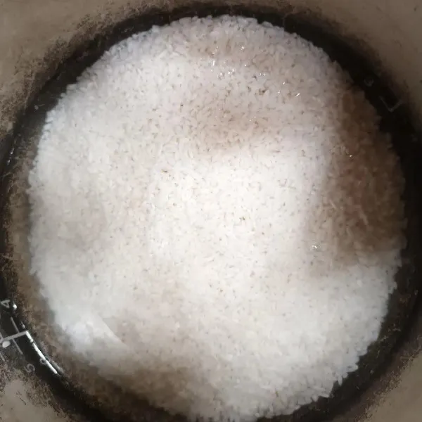 Rendam beras ketan dalam air selama kurang lebih 3 jam lalu tiriskan.