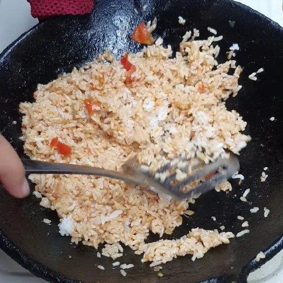 Aduk hingga nasi tercampur rata dengan bumbu, tunggu beberapa saat hingga nasi sedikit kering agar lebih gurih.