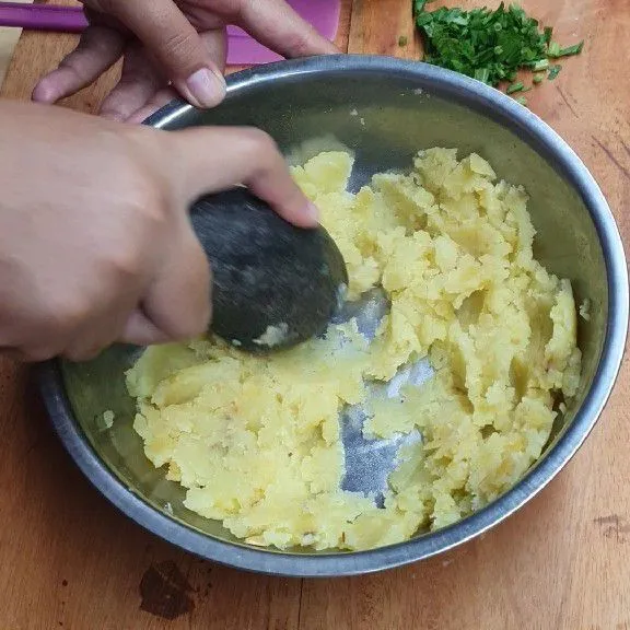 Hancurkan kentang yang sudah digoreng.