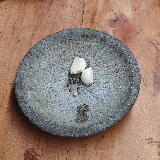 Uleg bawang putih dan merica.