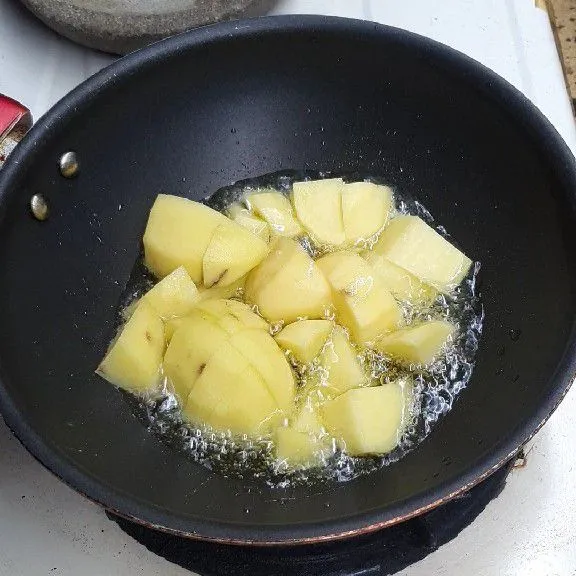 Panaskan minyak, dan goreng kentang hingga matang.