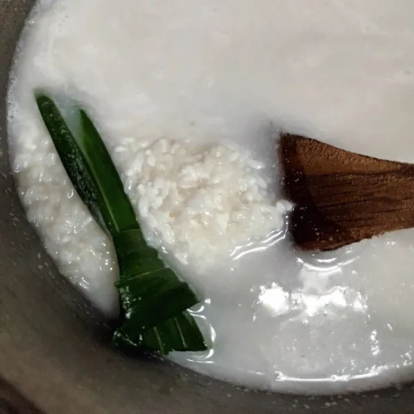 Rebus beras yang sudah direndam dengan air, santan, garam, dan daun pandan.