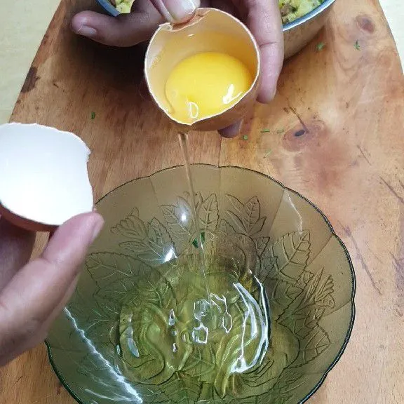 Pisahkan kuning telur dan putih telur.