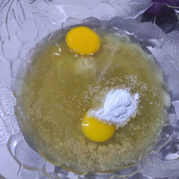Masukkan telur (saya buat 2 resep), air es, ragi instan, gula,lalu aduk rata. Masukkan kentang kukus.