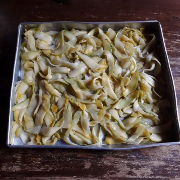 Tiriskan mangga dan tata di atas loyang.