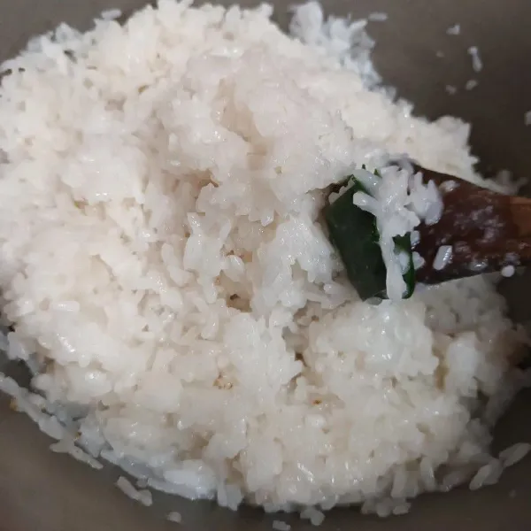 Rebus beras sampai air menyusut.