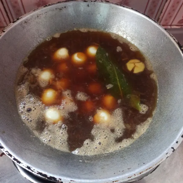 Selanjutnya masukkan telur puyuh tambahkan garam secukupnya aduk hingga rata.