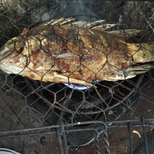 Lalu bakar di atas kompor/arang sampai matang sesekali tambahkan bumbu olesnya.