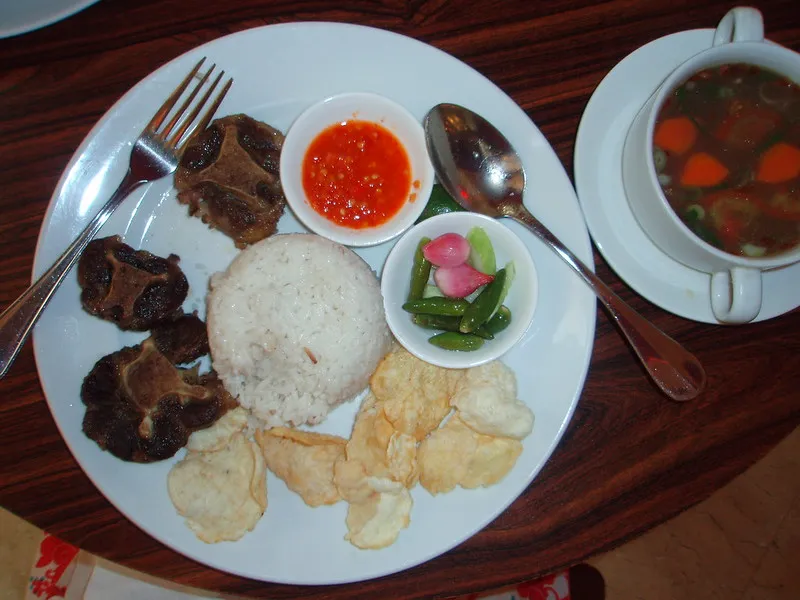 sup buntut goreng makanan khas Jawa Barat