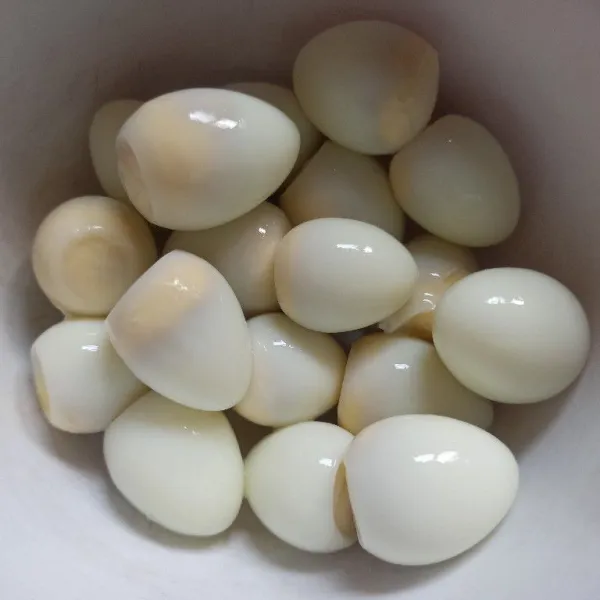 Rebus telur puyuh hingga matang, setelah itu angkat dan kupas. Sisihkan terlebih dahulu.