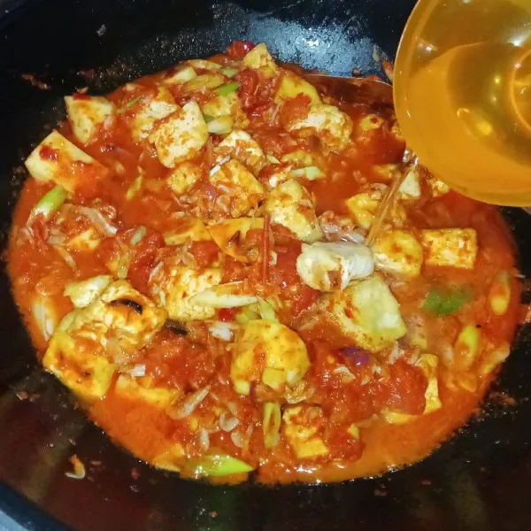 Tambahkan air secukupnya dan aduk rata tambahkan garam, dan gula pasir.