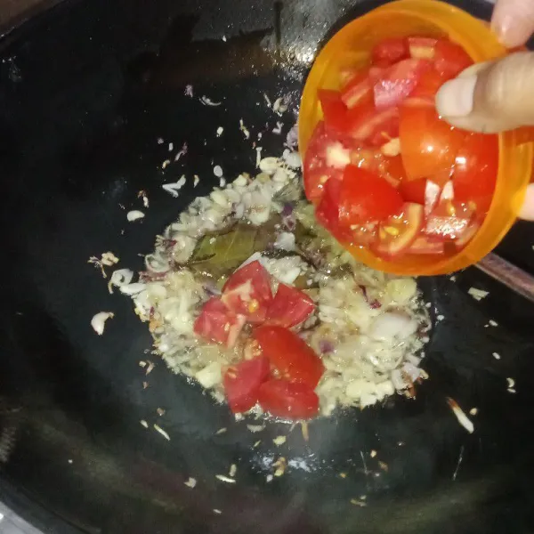 Setelah itu masukan daun salam dan tomat serta cabe aduk hingga menjadi saus.