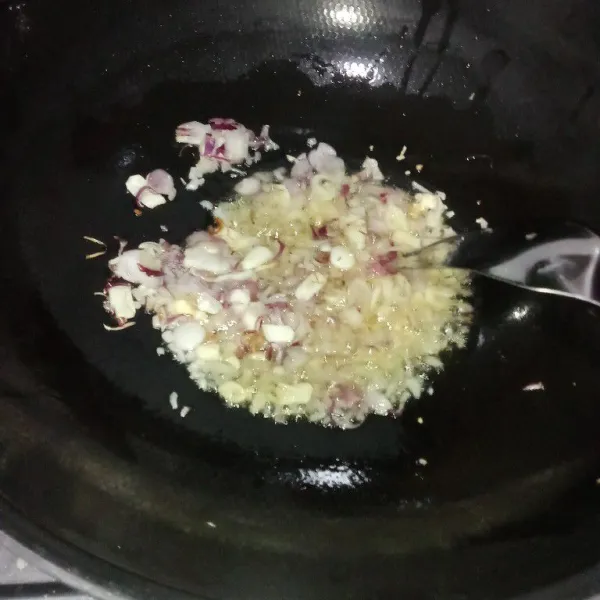 Kemudian tumis bawang merah dan bawang putih hingga harum.