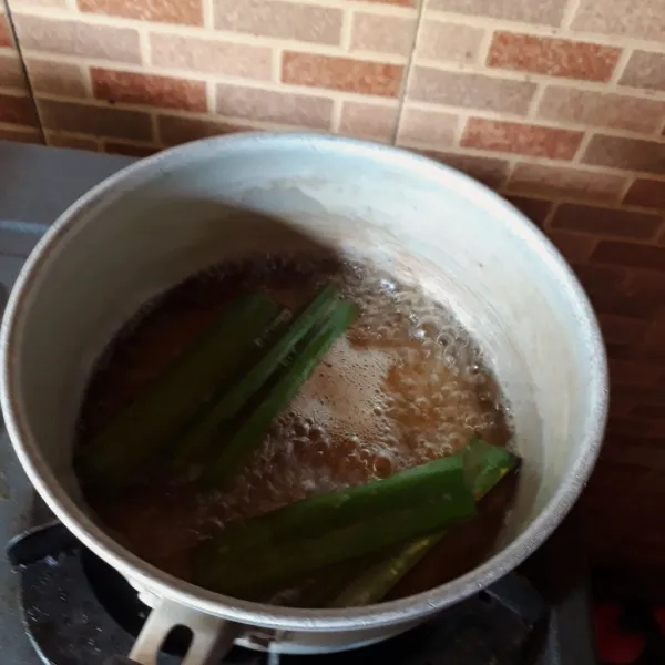 Rebus gula, 300 ml air dan pandan hingga gula larut. Sisihkan hingga dingin.