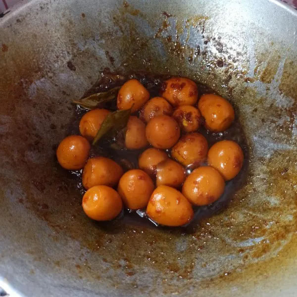 Masak hingga air menyusut dan bumbu meresap dengan api sedang.