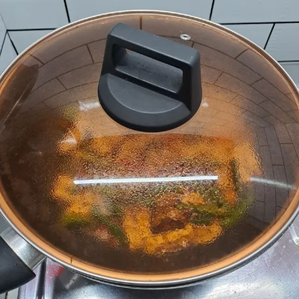 Tutup pan, masak sampai meresap dan sayuran matang. Angkat dan sajikan.