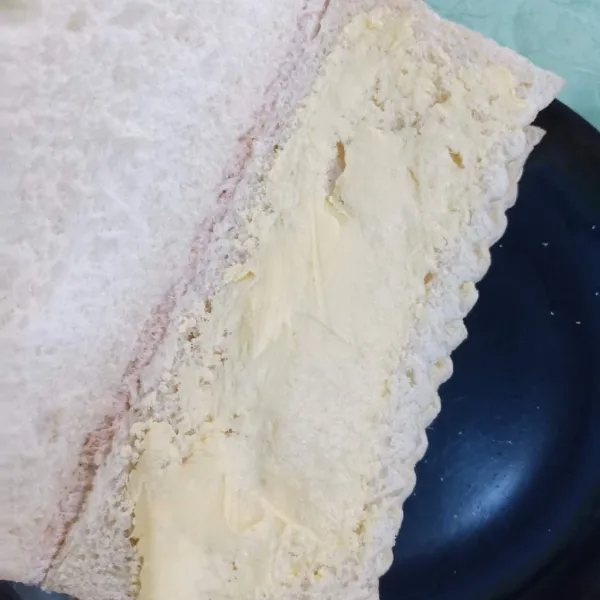 Oles bagian dalam dengan margarin.