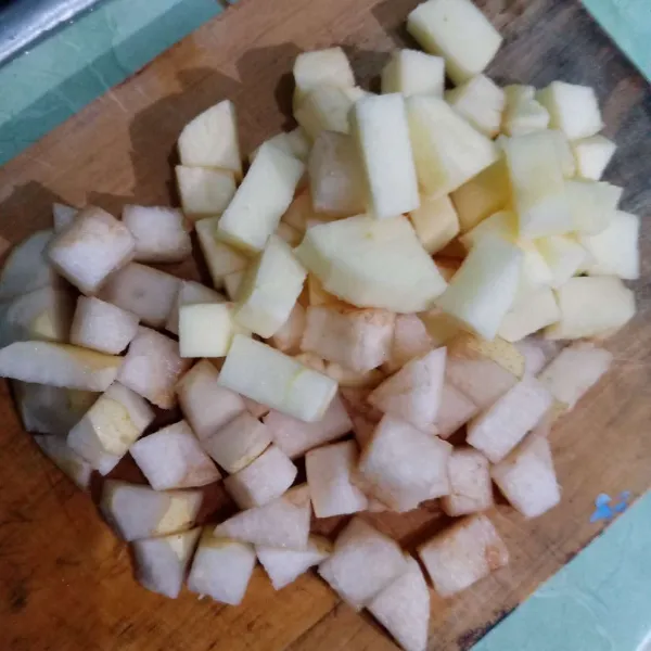 Kupas potong dadu pear dan apel.
