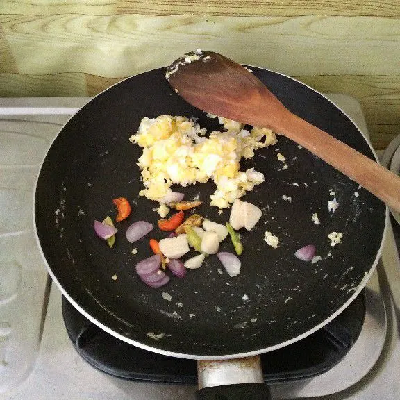 Masukkan cabe, bawang merah, bawang putih hingga harum.