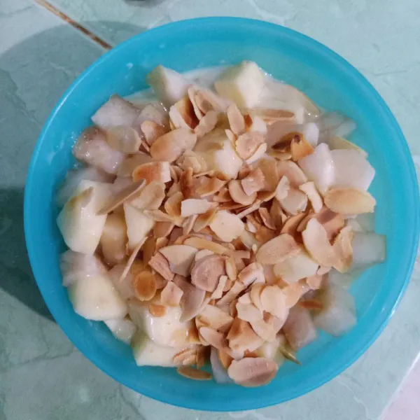 Taburi almond sangrai lalu sajikan.