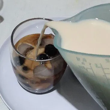 Terakhir, tuang susu cair dan siap disajikan