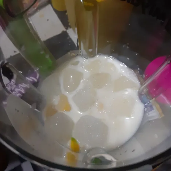Masukkan yogurt plain dan susu cair. Lalu blender.