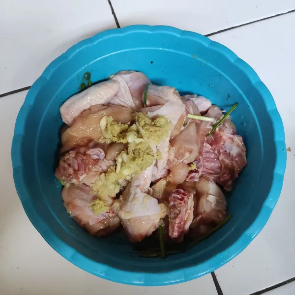 Cuci bersih ayam lalu tiriskan. Sisit daging ayam agar ketika dimarinasi bumbu bisa meresap. Siapkan wadah. Masukkan ayam. Beri bumbu marinasi. Aduk rata hingga ke seluruh bagian daging ayam.
