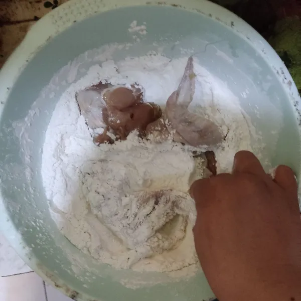 Masukkan daging ayam ke tepung kering sambil cubi cubit daging ayam. Pastikan terbalur keseluruhannya.