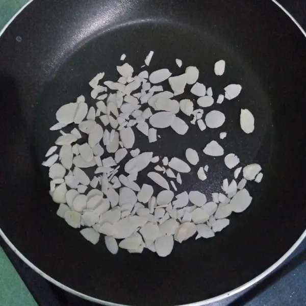 Sangrai kacang almond.