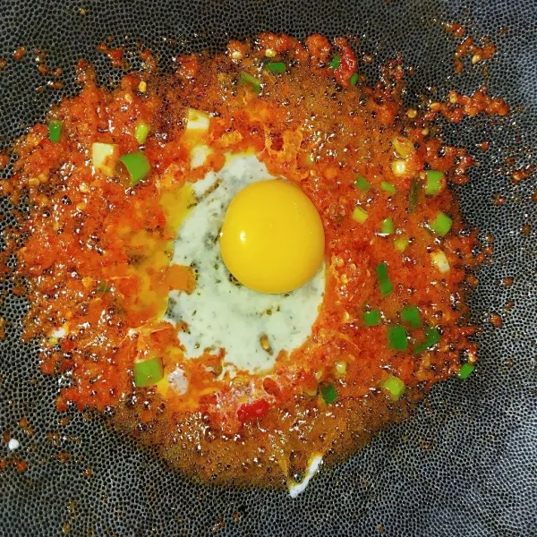 Tambahkan telur.