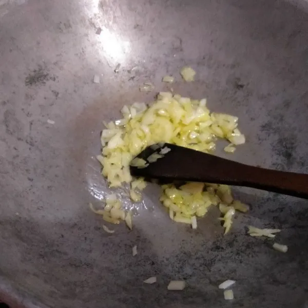 Panaskan mentega, lalu tumis bawang bombai sampai harum.