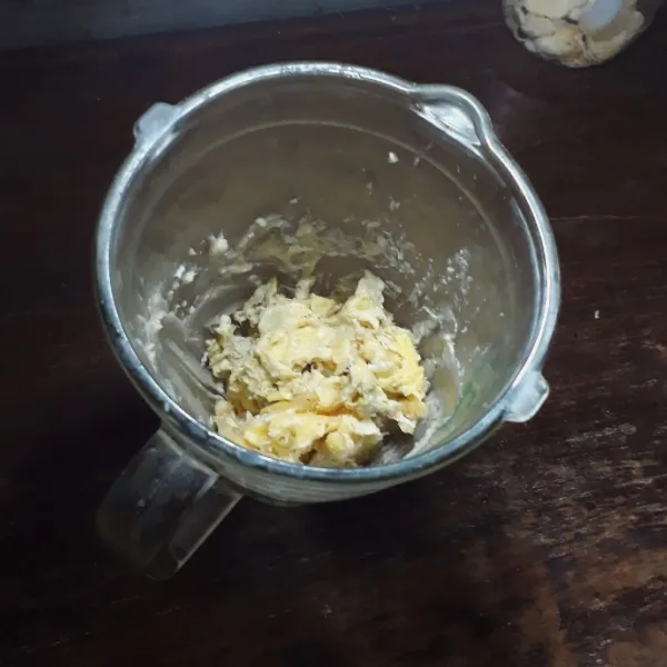 Masukkan daging durian ke dalam blender.