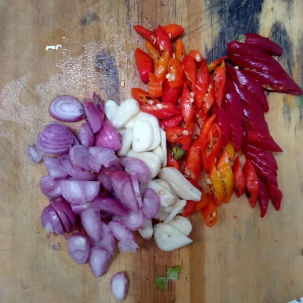 Siapkan bumbu iris bawang merah, bawang putih, cabe rawit, dan cabe keriting.