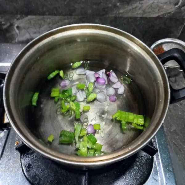 Masukkan air, dan bumbu yang di iris tadi, masak sampai mendidih.