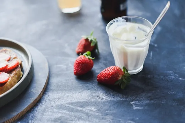 yogurt rendah lemak dan stroberi makanan rendah kalori sehat