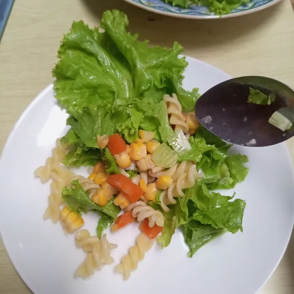 Ambil piring saji, letakkan bahan salad yang sudah diaduk rata.