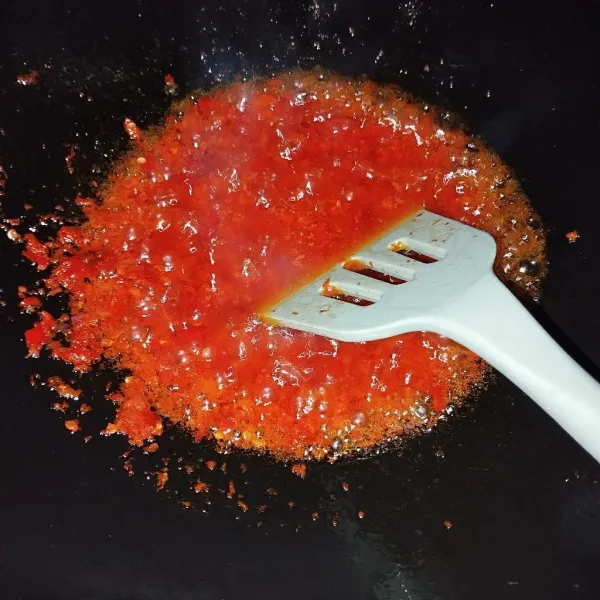 Tumis bumbu balado hingga matang.