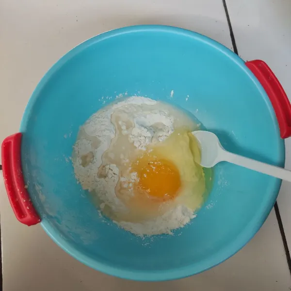 Ambil kisaran 120 gr tepung kering tadi lalu beri telur dan air. Aduk rata. Ini nanti dijadikan adonan celupan basah.