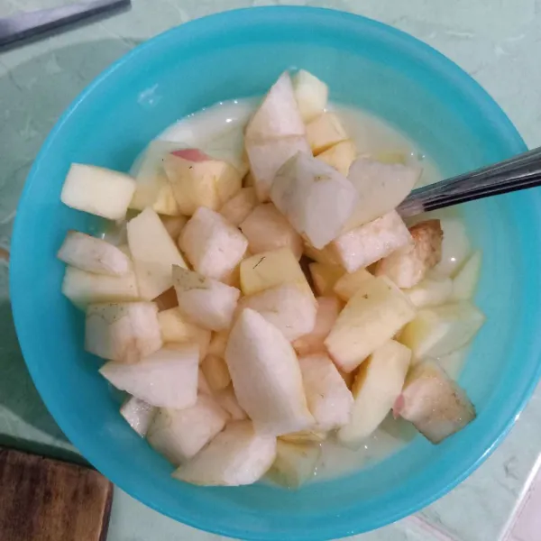 Masukkan buah pear dan apel dalam mangkuk.
