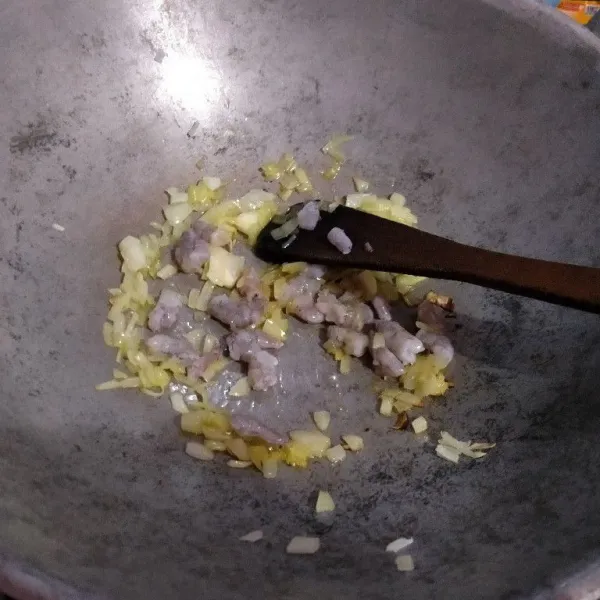 Masukkan potongan udang dan masak sampai berubah warna.