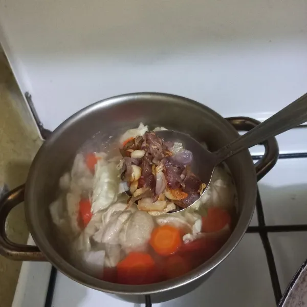 Masukkan potongan kol dan bawang goreng pada panci rebusan, koreksi rasa.