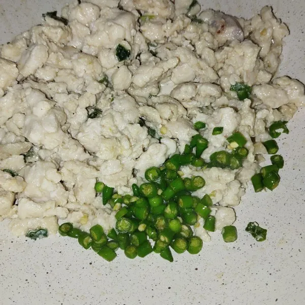 Tambahkan cabe rawit, Masak hingga matang.