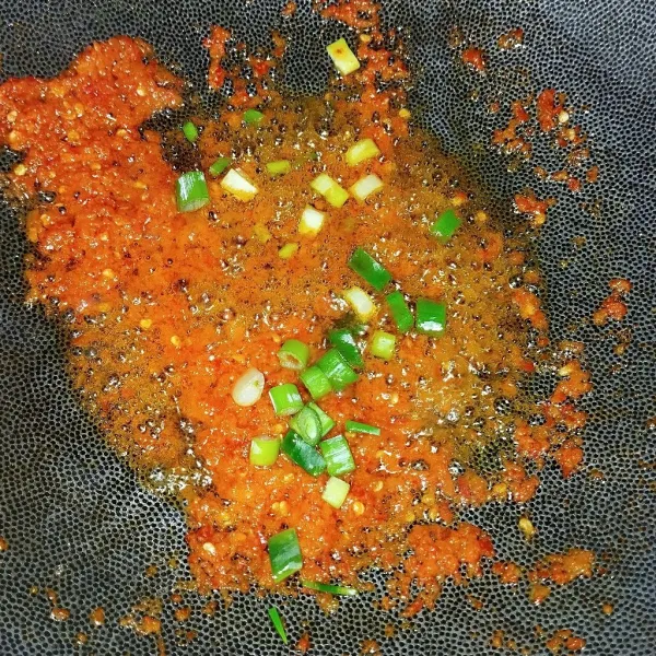Tumis bumbu hingga matang lalu tambahkan daun bawang.