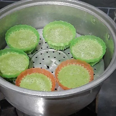 Lalu siapkan cetakan olesi dengan minyak goreng lalu tuang adonan per 1 sendok sayur dan kukus 10 hingga matang.