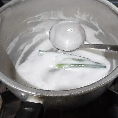 Masak semua bahan vla hingga mendidih sambil di aduk rata.